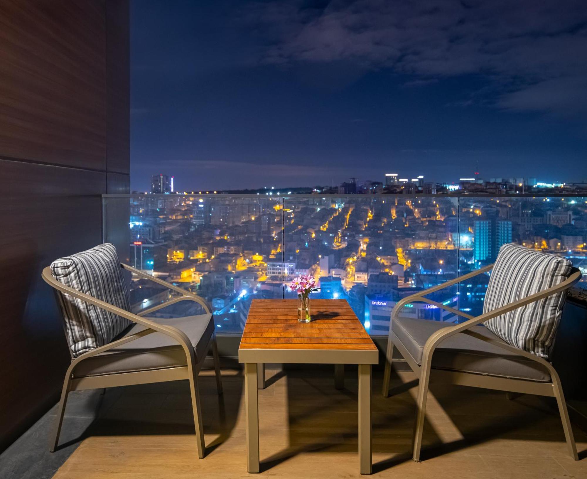 Hotel Movenpick Living Istanbul West Esterno foto View from the balcony of a suite