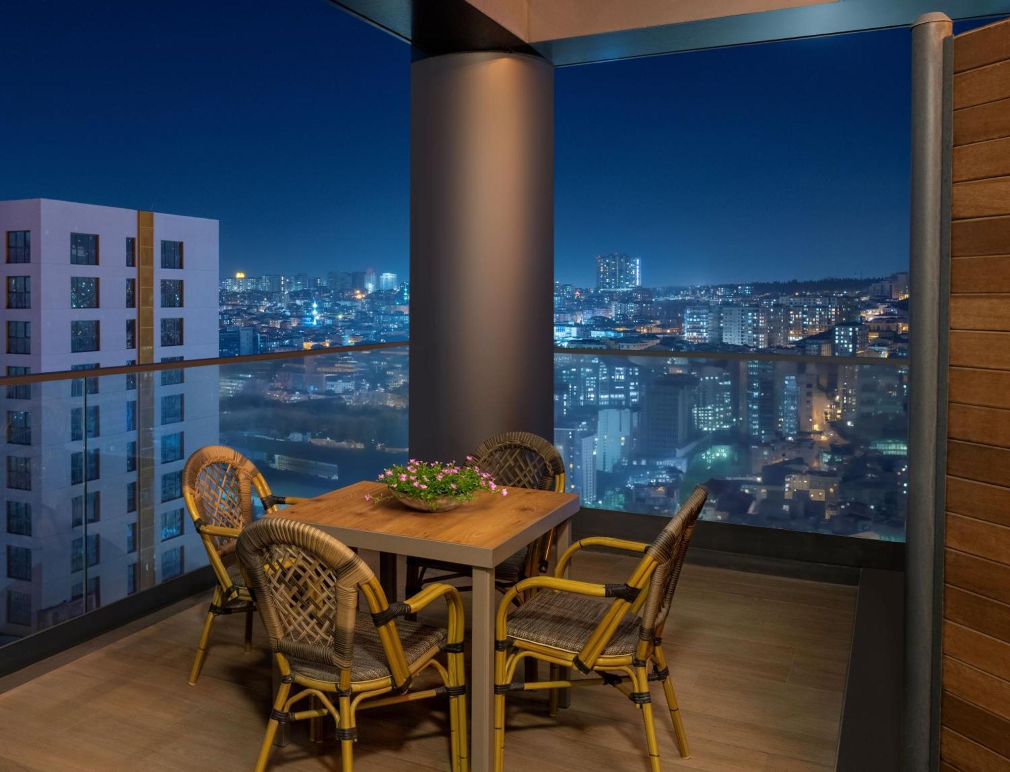 Hotel Movenpick Living Istanbul West Esterno foto