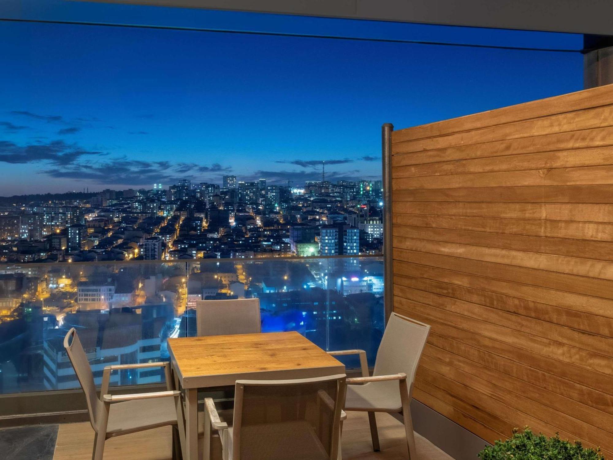 Hotel Movenpick Living Istanbul West Esterno foto
