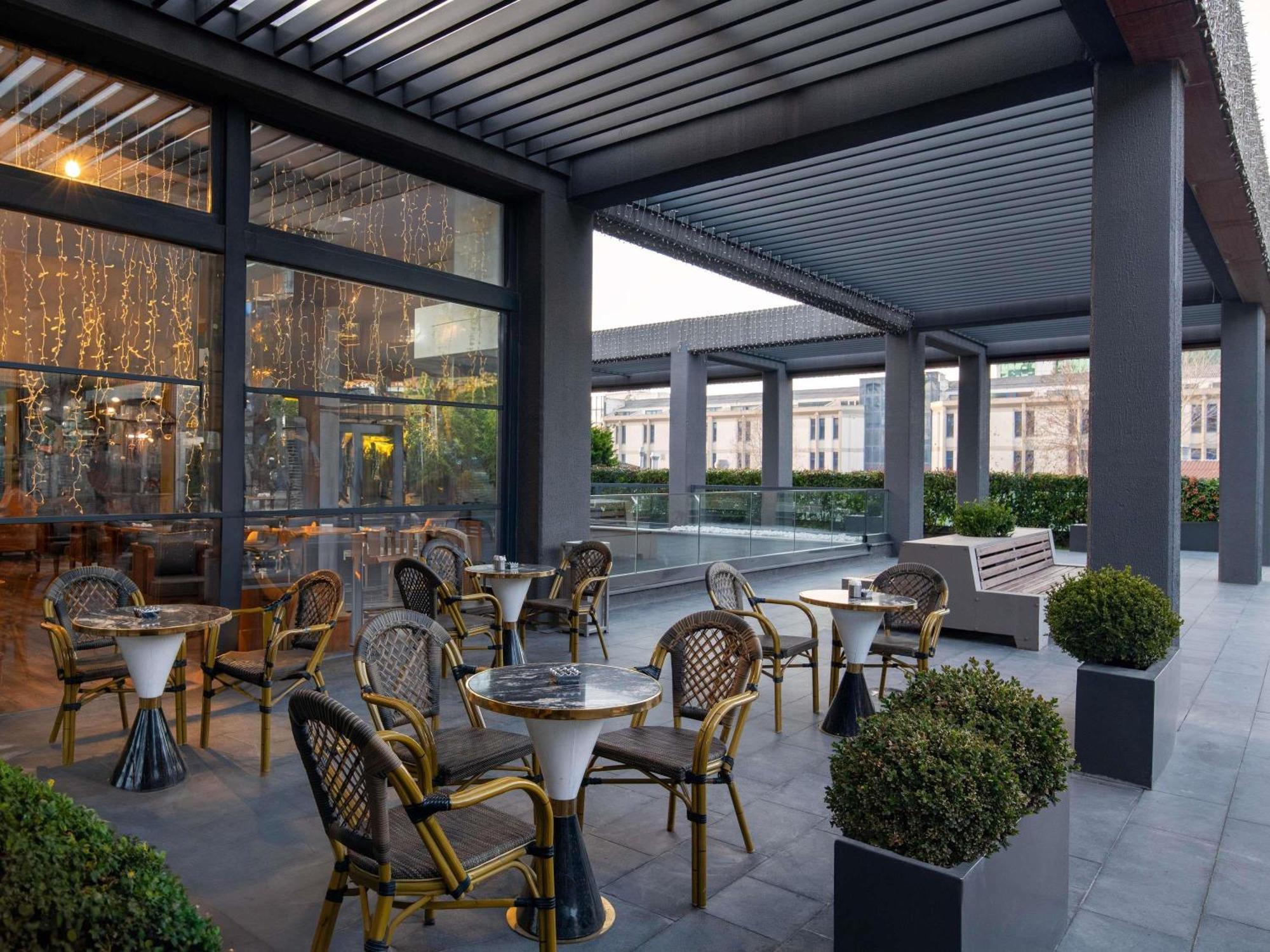 Hotel Movenpick Living Istanbul West Esterno foto