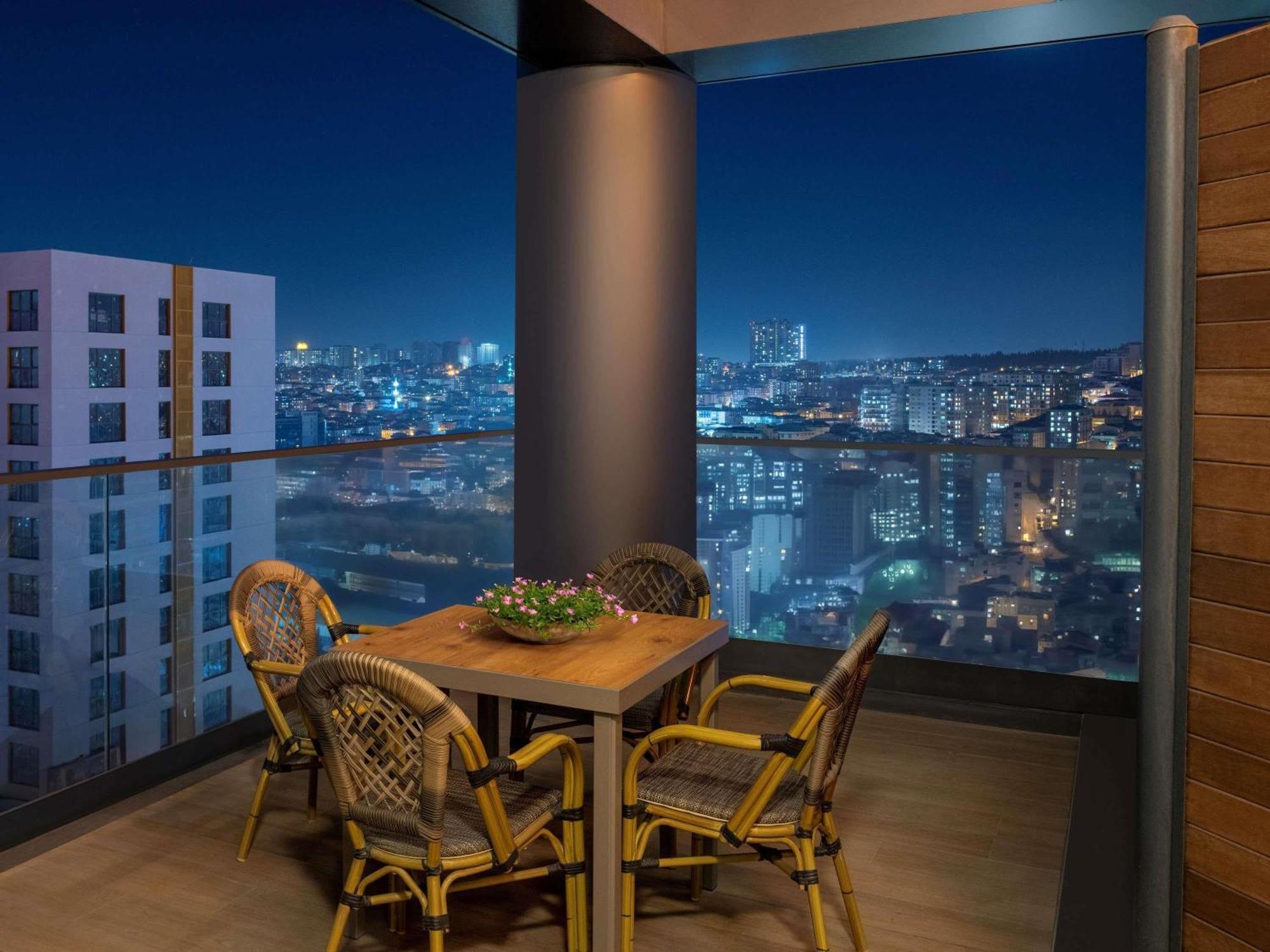 Hotel Movenpick Living Istanbul West Esterno foto